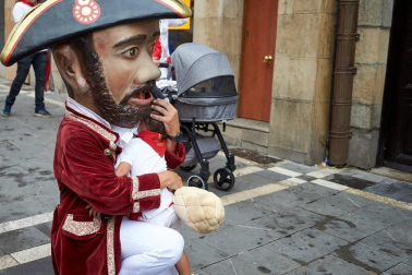 Fotos del recorrido de los gigantes y cabezudos de Pamplona del día 9 de julio de San Fermín 2019