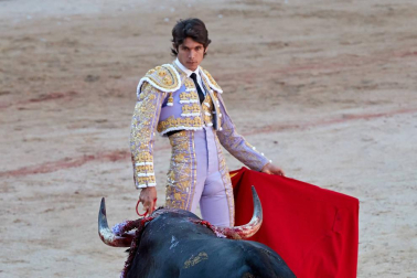 Fotos de la corrida con toros de la ganadería de Jandilla para los diestros Diego Urdiales, Sebastián Castella y Roca Rey.