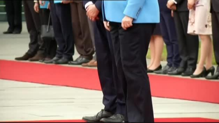 Merkel vuelve a sufrir temblores en un acto oficial