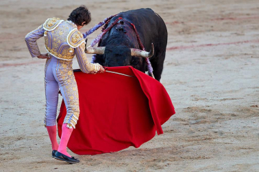 Fotos de la corrida con toros de la ganadería de Jandilla para los diestros Diego Urdiales, Sebastián Castella y Roca Rey.