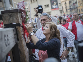Fotos de los padres de Daniel Jimeno brindando homenaje a su hijo fallecido hace 10 años con un ramo de flores
