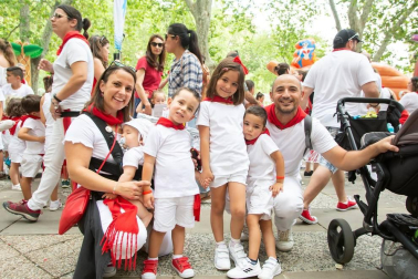 La plaza de la Libertad ha sido el escenario elegido, un año más, para el desarrollo de las actividades infantiles del programa 'Menudas fiestas'. Hinchables, atracciones, espectáculos y talleres comparten un enorme escenario en el que los más pequeños se pueden sentir los verdaderos protagonistas de las fiestas.