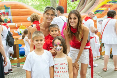 La plaza de la Libertad ha sido el escenario elegido, un año más, para el desarrollo de las actividades infantiles del programa 'Menudas fiestas'. Hinchables, atracciones, espectáculos y talleres comparten un enorme escenario en el que los más pequeños se pueden sentir los verdaderos protagonistas de las fiestas.