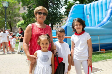 La plaza de la Libertad ha sido el escenario elegido, un año más, para el desarrollo de las actividades infantiles del programa 'Menudas fiestas'. Hinchables, atracciones, espectáculos y talleres comparten un enorme escenario en el que los más pequeños se pueden sentir los verdaderos protagonistas de las fiestas.