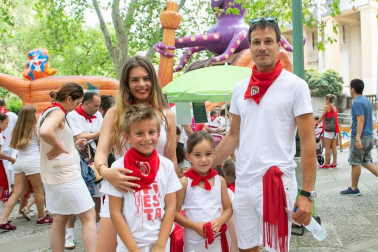 La plaza de la Libertad ha sido el escenario elegido, un año más, para el desarrollo de las actividades infantiles del programa 'Menudas fiestas'. Hinchables, atracciones, espectáculos y talleres comparten un enorme escenario en el que los más pequeños se pueden sentir los verdaderos protagonistas de las fiestas.