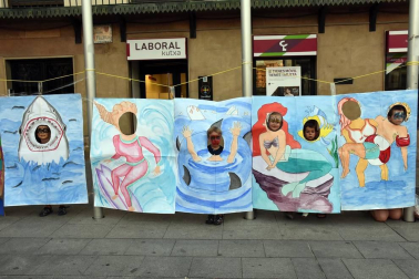 El viernes 5 de julio la plaza de Los Fueros de Tudela acogió una jornada festiva con el objeto de visibilizar la labor de los jóvenes de Cruz Roja. Los organizadores prepararon, además de un stand informativo, actividades lúdicas pensadas para los más pequeños y dos actuaciones musicales para todos los públicos.