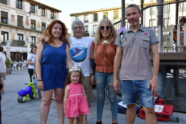 El viernes 5 de julio la plaza de Los Fueros de Tudela acogió una jornada festiva con el objeto de visibilizar la labor de los jóvenes de Cruz Roja. Los organizadores prepararon, además de un stand informativo, actividades lúdicas pensadas para los más pequeños y dos actuaciones musicales para todos los públicos.