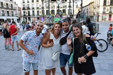 El viernes 5 de julio la plaza de Los Fueros de Tudela acogió una jornada festiva con el objeto de visibilizar la labor de los jóvenes de Cruz Roja. Los organizadores prepararon, además de un stand informativo, actividades lúdicas pensadas para los más pequeños y dos actuaciones musicales para todos los públicos.