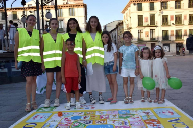 El viernes 5 de julio la plaza de Los Fueros de Tudela acogió una jornada festiva con el objeto de visibilizar la labor de los jóvenes de Cruz Roja. Los organizadores prepararon, además de un stand informativo, actividades lúdicas pensadas para los más pequeños y dos actuaciones musicales para todos los públicos.