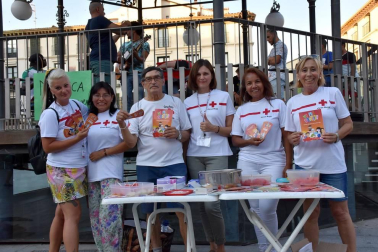El viernes 5 de julio la plaza de Los Fueros de Tudela acogió una jornada festiva con el objeto de visibilizar la labor de los jóvenes de Cruz Roja. Los organizadores prepararon, además de un stand informativo, actividades lúdicas pensadas para los más pequeños y dos actuaciones musicales para todos los públicos.