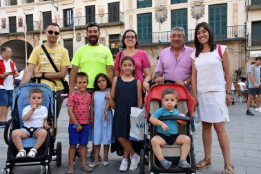 El viernes 5 de julio la plaza de Los Fueros de Tudela acogió una jornada festiva con el objeto de visibilizar la labor de los jóvenes de Cruz Roja. Los organizadores prepararon, además de un stand informativo, actividades lúdicas pensadas para los más pequeños y dos actuaciones musicales para todos los públicos.