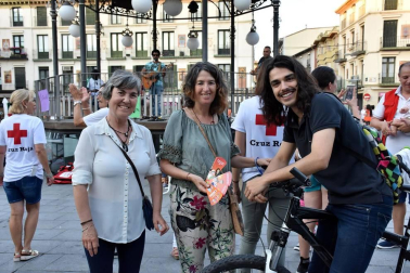 El viernes 5 de julio la plaza de Los Fueros de Tudela acogió una jornada festiva con el objeto de visibilizar la labor de los jóvenes de Cruz Roja. Los organizadores prepararon, además de un stand informativo, actividades lúdicas pensadas para los más pequeños y dos actuaciones musicales para todos los públicos.