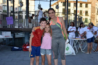 El viernes 5 de julio la plaza de Los Fueros de Tudela acogió una jornada festiva con el objeto de visibilizar la labor de los jóvenes de Cruz Roja. Los organizadores prepararon, además de un stand informativo, actividades lúdicas pensadas para los más pequeños y dos actuaciones musicales para todos los públicos.
