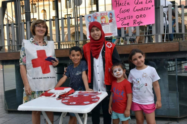 El viernes 5 de julio la plaza de Los Fueros de Tudela acogió una jornada festiva con el objeto de visibilizar la labor de los jóvenes de Cruz Roja. Los organizadores prepararon, además de un stand informativo, actividades lúdicas pensadas para los más pequeños y dos actuaciones musicales para todos los públicos.
