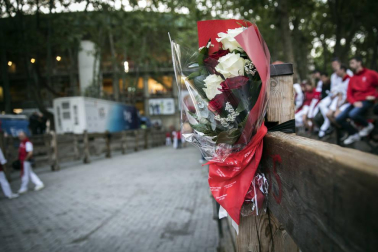 Fotos de los padres de Daniel Jimeno brindando homenaje a su hijo fallecido hace 10 años con un ramo de flores