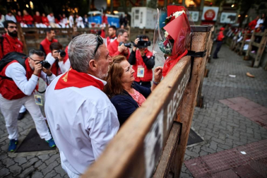 Fotos de los padres de Daniel Jimeno brindando homenaje a su hijo fallecido hace 10 años con un ramo de flores
