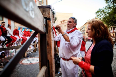 Fotos de los padres de Daniel Jimeno brindando homenaje a su hijo fallecido hace 10 años con un ramo de flores