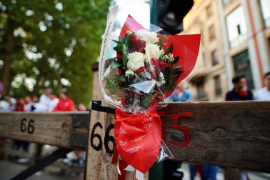 Fotos de los padres de Daniel Jimeno brindando homenaje a su hijo fallecido hace 10 años con un ramo de flores