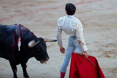 Fotos de la corrida con toros de la ganadería de Jandilla para los diestros Diego Urdiales, Sebastián Castella y Roca Rey.