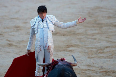 Fotos de la corrida con toros de la ganadería de Jandilla para los diestros Diego Urdiales, Sebastián Castella y Roca Rey.