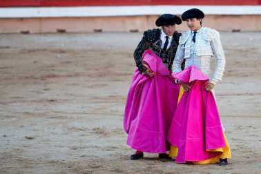 Fotos de la corrida con toros de la ganadería de Jandilla para los diestros Diego Urdiales, Sebastián Castella y Roca Rey.