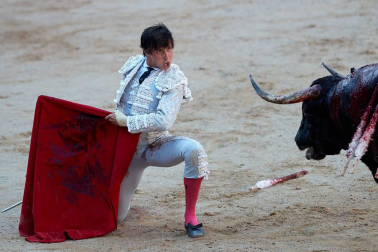 Fotos de la corrida con toros de la ganadería de Jandilla para los diestros Diego Urdiales, Sebastián Castella y Roca Rey.