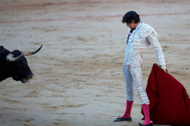 Fotos de la corrida con toros de la ganadería de Jandilla para los diestros Diego Urdiales, Sebastián Castella y Roca Rey.