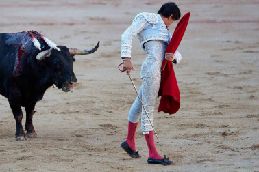 Fotos de la corrida con toros de la ganadería de Jandilla para los diestros Diego Urdiales, Sebastián Castella y Roca Rey.