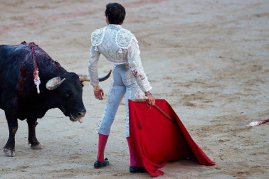 Fotos de la corrida con toros de la ganadería de Jandilla para los diestros Diego Urdiales, Sebastián Castella y Roca Rey.