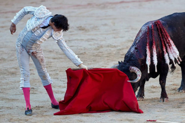 Fotos de la corrida con toros de la ganadería de Jandilla para los diestros Diego Urdiales, Sebastián Castella y Roca Rey.