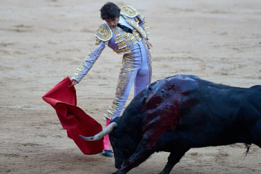 Fotos de la corrida con toros de la ganadería de Jandilla para los diestros Diego Urdiales, Sebastián Castella y Roca Rey.
