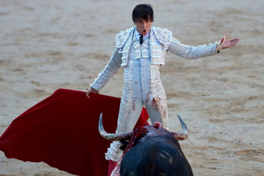 Fotos de la corrida con toros de la ganadería de Jandilla para los diestros Diego Urdiales, Sebastián Castella y Roca Rey.