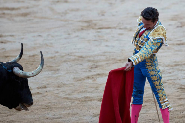 Fotos de la corrida con toros de la ganadería de Jandilla para los diestros Diego Urdiales, Sebastián Castella y Roca Rey.