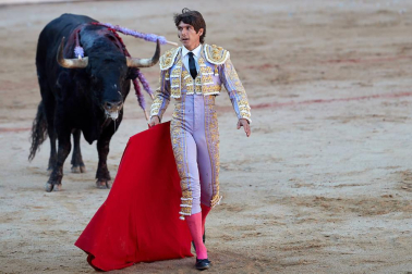 Fotos de la corrida con toros de la ganadería de Jandilla para los diestros Diego Urdiales, Sebastián Castella y Roca Rey.