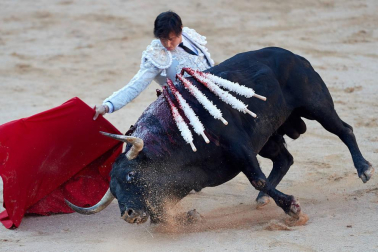 Fotos de la corrida con toros de la ganadería de Jandilla para los diestros Diego Urdiales, Sebastián Castella y Roca Rey.