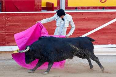 Fotos de la corrida con toros de la ganadería de Jandilla para los diestros Diego Urdiales, Sebastián Castella y Roca Rey.