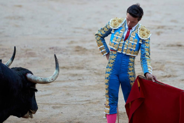 Fotos de la corrida con toros de la ganadería de Jandilla para los diestros Diego Urdiales, Sebastián Castella y Roca Rey.