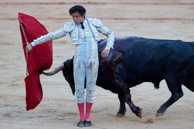 Fotos de la corrida con toros de la ganadería de Jandilla para los diestros Diego Urdiales, Sebastián Castella y Roca Rey.