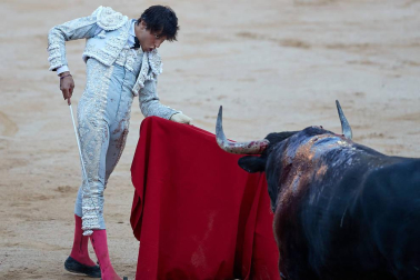 Fotos de la corrida con toros de la ganadería de Jandilla para los diestros Diego Urdiales, Sebastián Castella y Roca Rey.