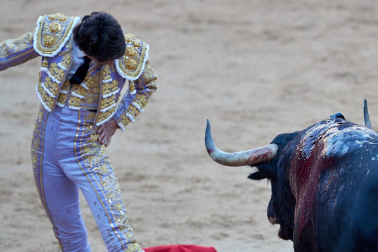 Fotos de la corrida con toros de la ganadería de Jandilla para los diestros Diego Urdiales, Sebastián Castella y Roca Rey.