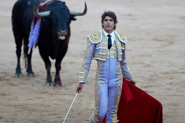 Fotos de la corrida con toros de la ganadería de Jandilla para los diestros Diego Urdiales, Sebastián Castella y Roca Rey.