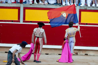Fotos de la corrida con toros de la ganadería de Jandilla para los diestros Diego Urdiales, Sebastián Castella y Roca Rey.
