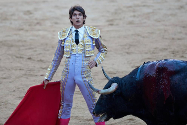Fotos de la corrida con toros de la ganadería de Jandilla para los diestros Diego Urdiales, Sebastián Castella y Roca Rey.