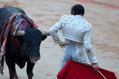 Fotos de la corrida con toros de la ganadería de Jandilla para los diestros Diego Urdiales, Sebastián Castella y Roca Rey.