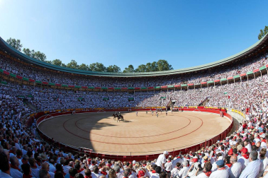 Fotos de la corrida con toros de la ganadería de Jandilla para los diestros Diego Urdiales, Sebastián Castella y Roca Rey.