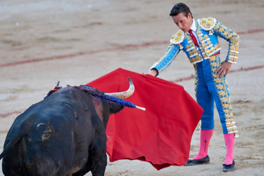 Fotos de la corrida con toros de la ganadería de Jandilla para los diestros Diego Urdiales, Sebastián Castella y Roca Rey.