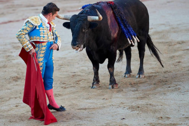 Fotos de la corrida con toros de la ganadería de Jandilla para los diestros Diego Urdiales, Sebastián Castella y Roca Rey.