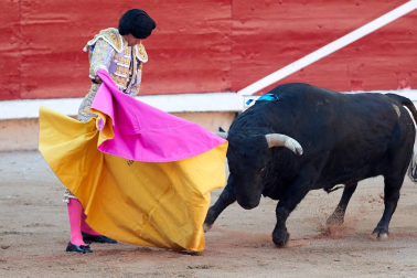 Fotos de la corrida con toros de la ganadería de Jandilla para los diestros Diego Urdiales, Sebastián Castella y Roca Rey.