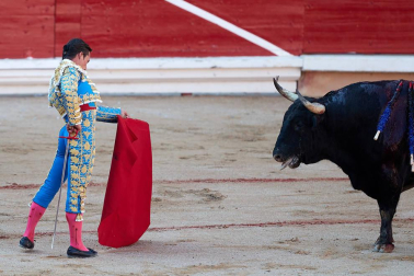 Fotos de la corrida con toros de la ganadería de Jandilla para los diestros Diego Urdiales, Sebastián Castella y Roca Rey.
