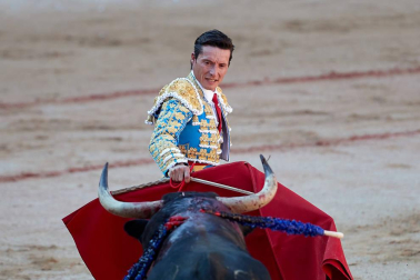 Fotos de la corrida con toros de la ganadería de Jandilla para los diestros Diego Urdiales, Sebastián Castella y Roca Rey.